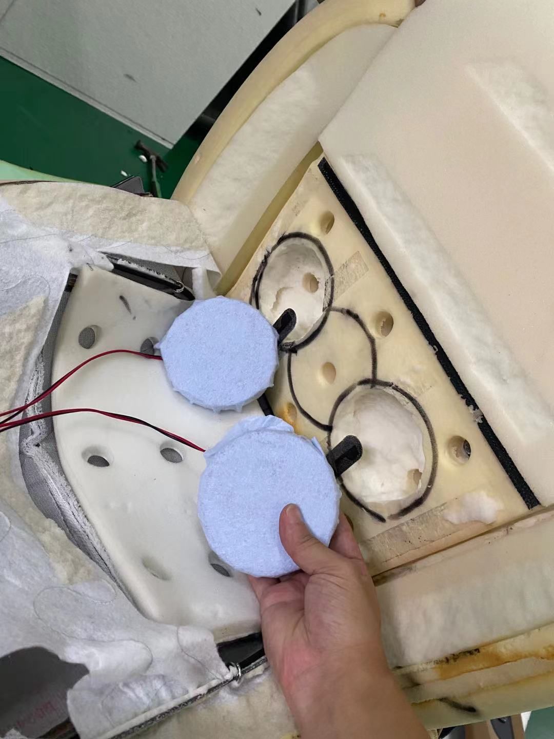 拆機后我們在座椅的A面加裝了體驗音樂核心律動部件，換能器。