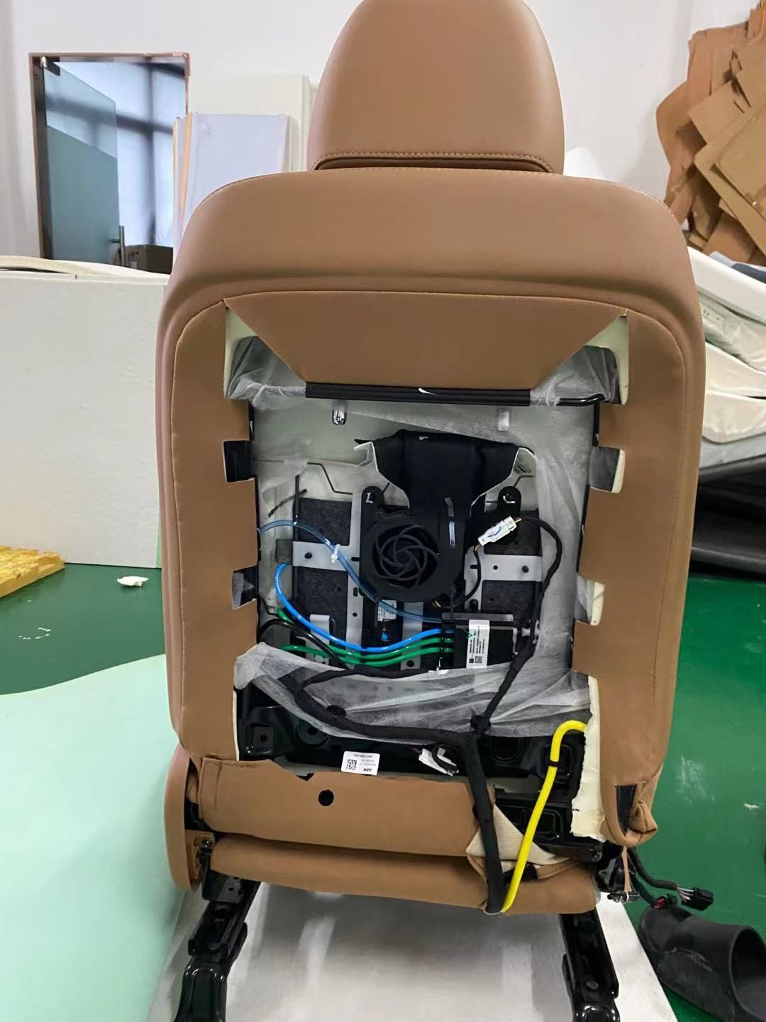 同樣在背部也加裝了換能器。